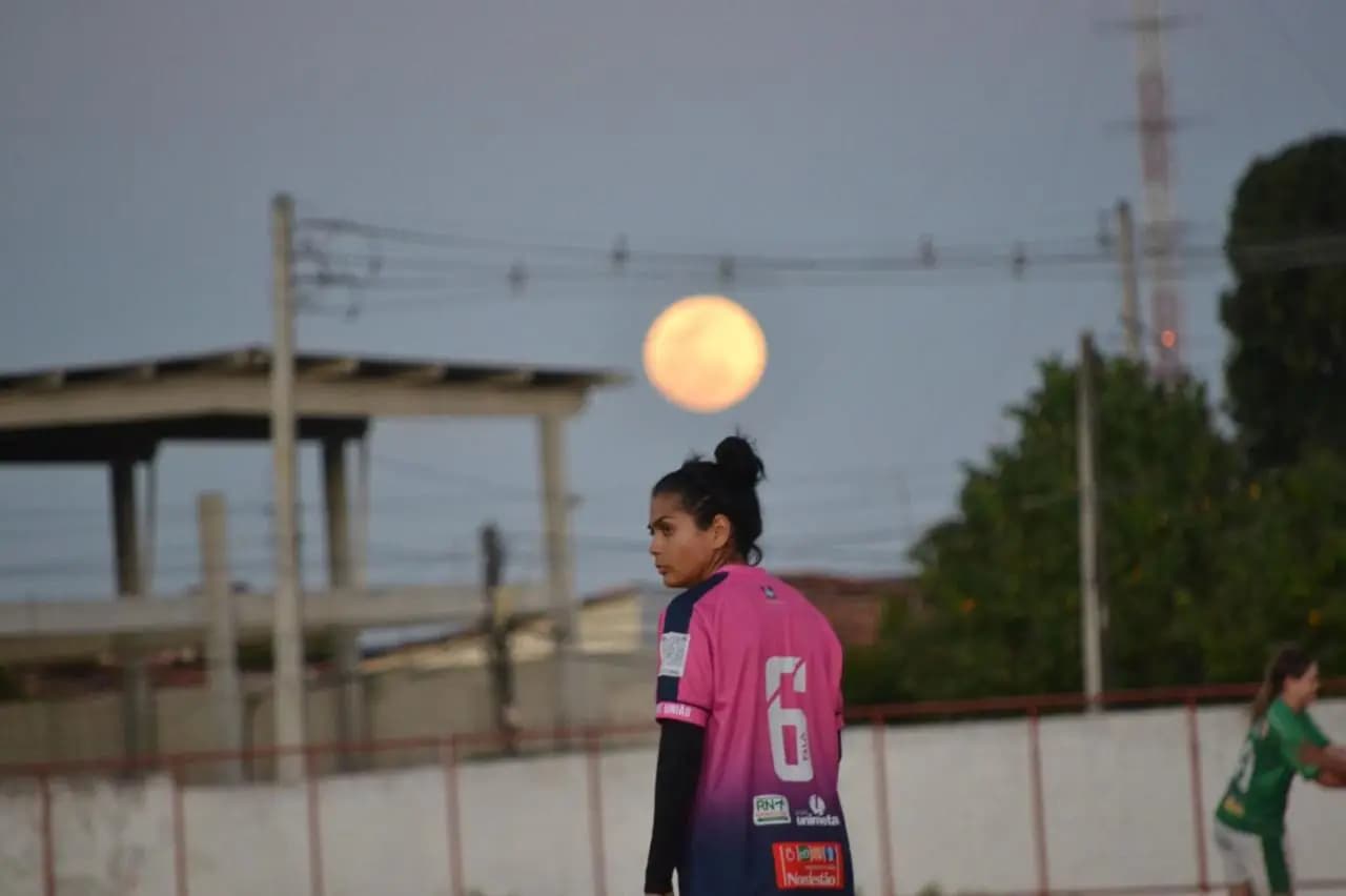 Atleta do Sport União em campo ao entardecer