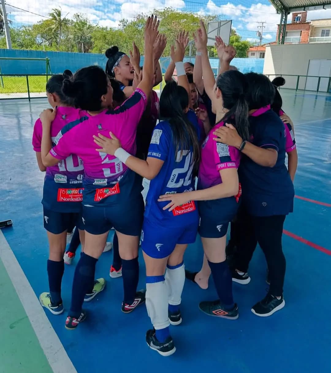 Atletas do Sport União reunidas em quadra
