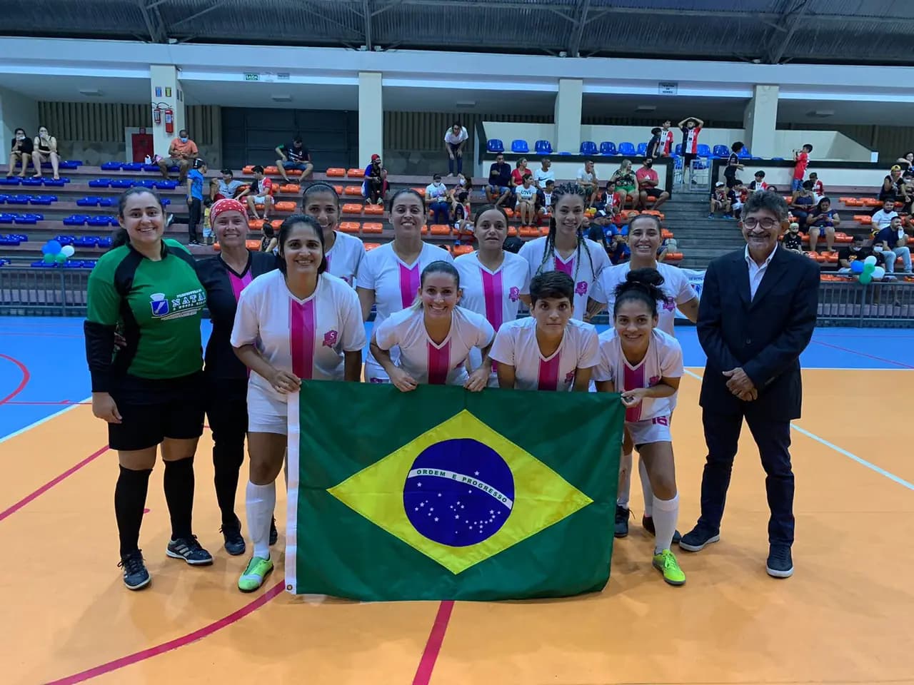 Equipe do Sport União reunida com a bandeira do Brasil