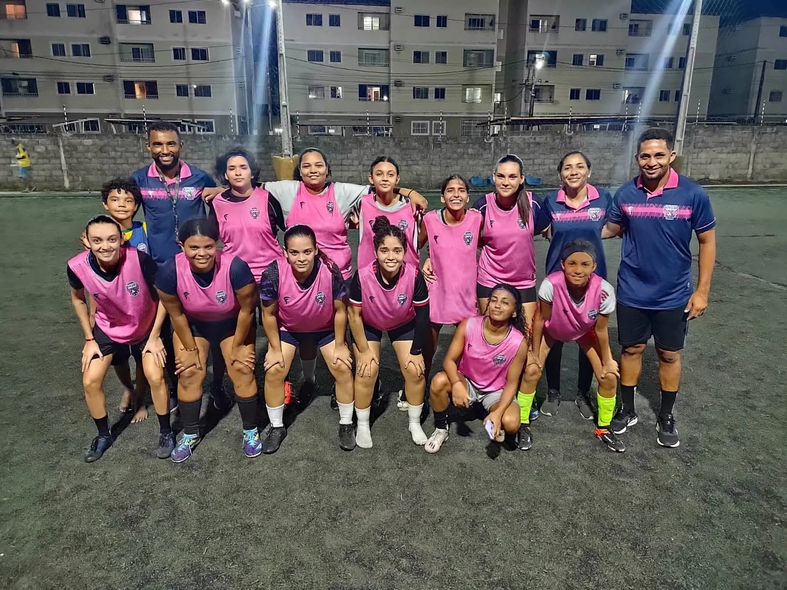 Atletas da categoria de base com a comissão técnica no campo do Planalto