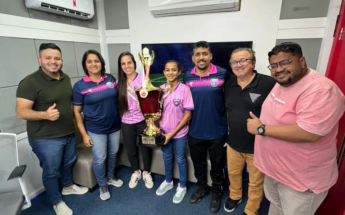 Atletas e comissão do Sport União com o troféu da Copa Rainha Marta em estúdio de rádio