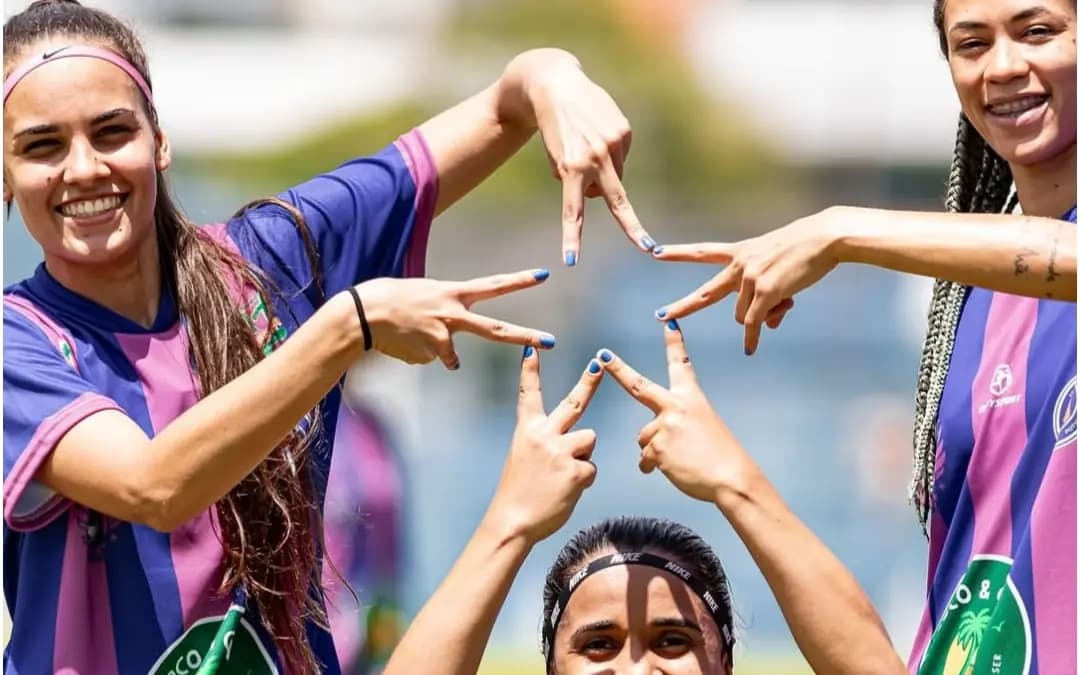 Atletas do Estrela União formam uma estrela com as mãos