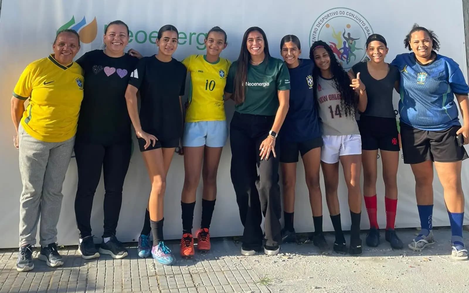 Atletas e comissão do Sport União posam diante de painel da Neoenergia